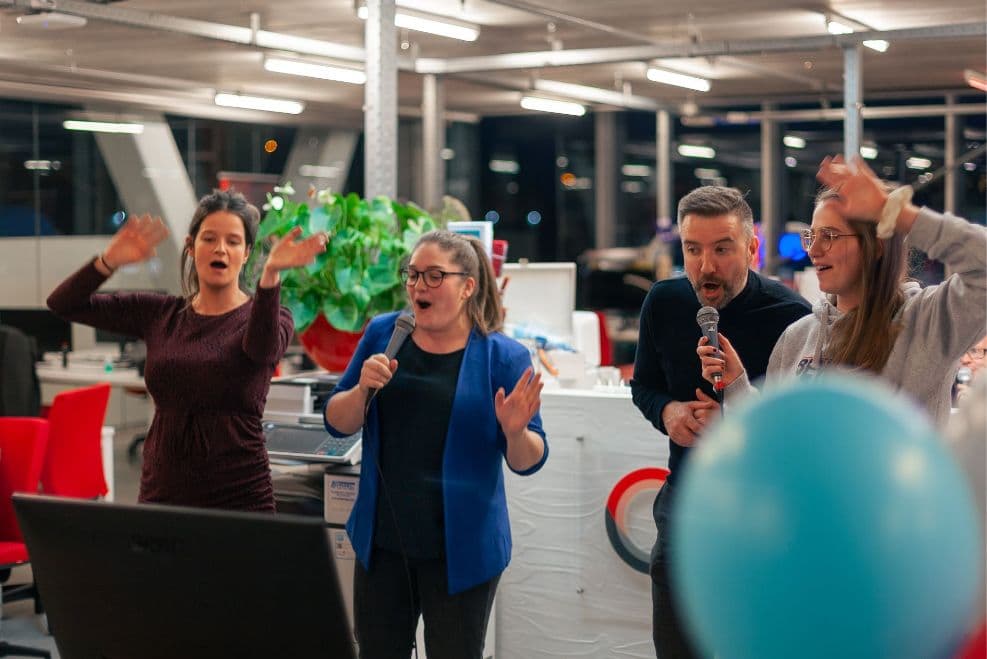 Enkele Bewirers zingen karaoke tijdens de Great Place To Work viering